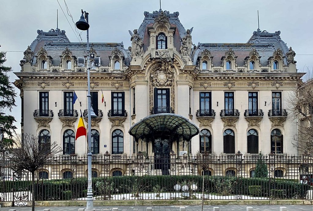 Palatul Cantacuzino văzut de pe stradă