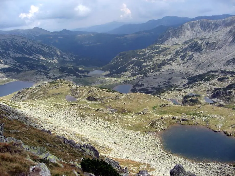 Munții Carpați din România sunt unul dintre cele mai mari comori naturale ale țării. Aceștia oferă oportunități deosebite pentru turiștii care caută aventuri și natură în starea sa pură. De la vârfurile muntoase acoperite de zăpadă până la văile adânci, Carpații sunt o destinație fascinantă pentru exploratorii de toate vârstele. Trasee turistice în Carpați Carpații României sunt cunoscuți pentru diversitatea traseelor turistice care se potrivesc atât începătorilor, cât și celor experimentați. Drumețiile montane oferă experiențe memorabile, dezvăluind peisaje pitorești, râuri curgătoare și cascade spectaculoase. Multe dintre trasee sunt bine marcate, iar zonele de odihnă de-a lungul drumului asigură momente de relaxare în inima naturii sălbatice. Traseul Bucegi Masivul Bucegi este una dintre cele mai populare părți ale Carpaților. Aici, turiștii pot găsi trasee ușoare pentru plimbări, dar și rute complexe pentru alpiniștii experimentați. Una dintre atracțiile emblematice ale zonei este Sfinxul din Bucegi și Babele, formațiuni stâncoase unice care atrag atenția prin forma lor spectaculoasă. De asemenea, cabanele montane din această regiune oferă locuri de cazare pentru drumeții care doresc să petreacă mai multe zile în munți. Minunile naturale ale Carpaților Carpații impresionează prin bogăția lor naturală, incluzând păduri vaste, râuri curate și defilee adânci. Acest ecosistem diversificat găzduiește o varietate de floră și faună unică, oferindu-le turiștilor posibilitatea de a admira peisaje naturale de o frumusețe rară. Canionul Bicazului Canionul Bicazului este una dintre cele mai renumite atracții naturale din Carpați. Cu pereți de stâncă înalți și defilee înguste, acest loc oferă o experiență impresionantă de drumeție și este ideal pentru cei pasionați de natură. Pe parcursul traseului, vizitatorii pot observa o varietate de specii de plante și animale, făcând din acest canion o destinație deosebită pentru iubitorii de natură. De asemenea, zona este înconjurată de lacuri de munte, cum ar fi Lacul Roșu, care adaugă o notă de mister și frumusețe acestui loc minunat. Cultura și istoria Carpaților Pe lângă frumusețile naturale, Carpații au o moștenire culturală bogată. Multe sate de munte păstrează tradiții vechi și meșteșuguri, făcând din vizita în aceste locuri o experiență autentică. Turiștii care ajung în Carpați nu se vor bucura doar de peisajele impresionante, ci și de ospitalitatea localnicilor și de oportunitatea de a descoperi obiceiuri străvechi. Satele tradiționale românești Vizitatorii pot explora satele tradiționale românești situate în zonele izolate ale Carpaților. Aici, turiștii pot descoperi tradițiile locale, pot gusta din bucătăria autentică și pot vedea cum s-a păstrat stilul de viață vechi de secole. Multe dintre aceste sate oferă experiențe de neuitat, invitându-i pe turiști să se întoarcă în timp și să se bucure de o atmosferă calmă și autentică. Această regiune este ideală pentru cei care doresc să evadeze din cotidian și să înțeleagă valorile culturale și naturale ale României.