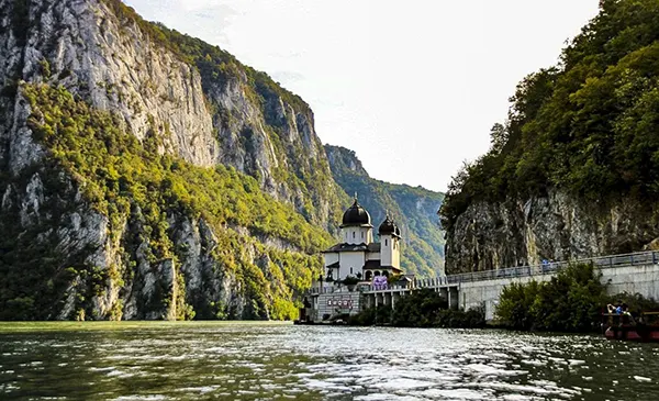 Ecoturism sate tradiționale